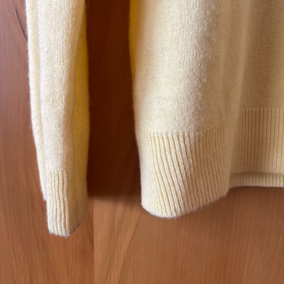 Pale Yellow Spring Sweater Medium - Picture 4 of 5